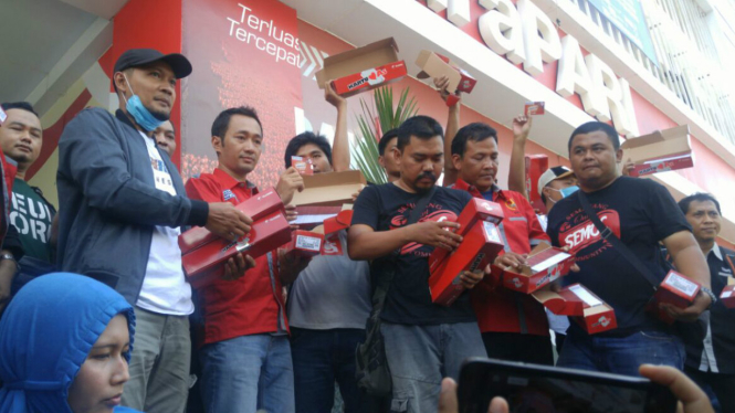 Pedagang seluler Kesatuan Niaga Celullar Indonesia di Semarang gelar demonstrasi