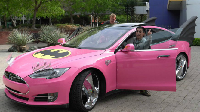 Modifikasi Tesla bergaya Batman, pink, lengkap dengan bulu mata palsu