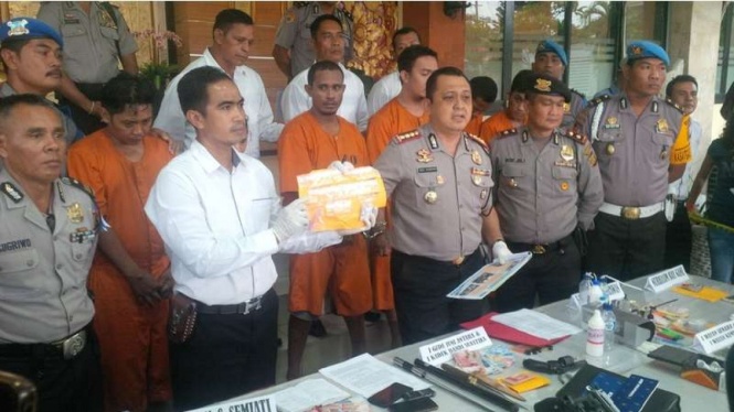 Kepolisian di Bali menunjukkan sejumlah barang bukti kepemilikan sabu-sabu dan senjata api milik Wakil Ketua DPRD Bali JGKS alias Mang Jangol, Senin (6/11/2017).