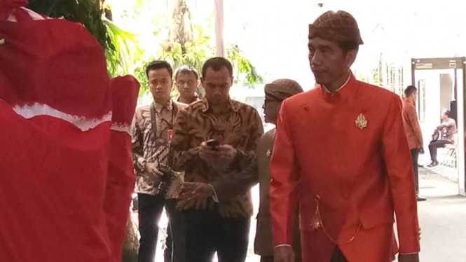 Presiden Joko Widodo sebelum prosesi siraman Kahiyang Ayu.