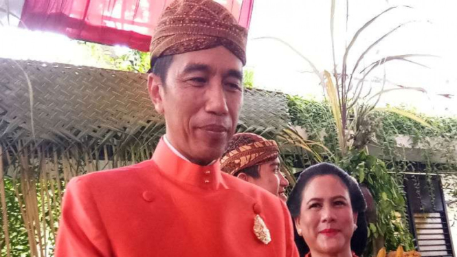 Presiden Joko Widodo bersama istri, Iriana, usai siraman putri mereka, Kahiyang Ayu.