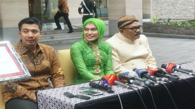 Kakak Bobby Nasution, Inge Nasution (kebaya hijau), menggelar konferensi pers