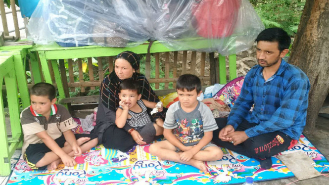Keluarga imigran asal Afganistan tinggal di warung mie ayam di Kota Semarang