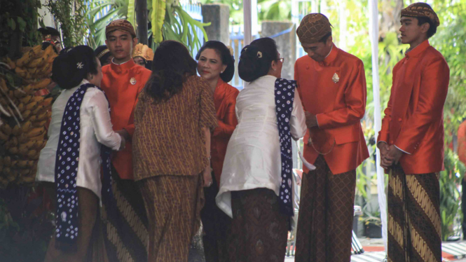 Awali Prosesi Pernikahan Kahiyang-Bobby, Presiden Jokowi Pasang Bleketepe