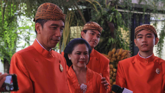 Awali Prosesi Pernikahan Kahiyang-Bobby, Presiden Jokowi Pasang Bleketepe