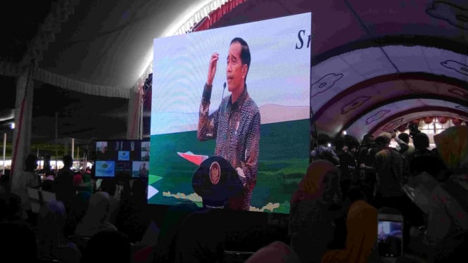 Presiden Jokowi saat bagikan sertifikat tanah ke warga Sragen, Jateng