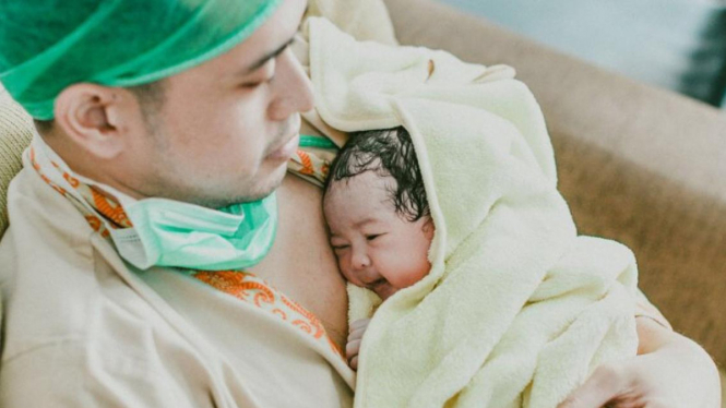 Aufar Hutapea melakukan breastfeeding father