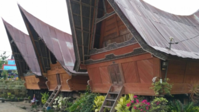 Rumah adat Bolon Batak di Pulau Samosir