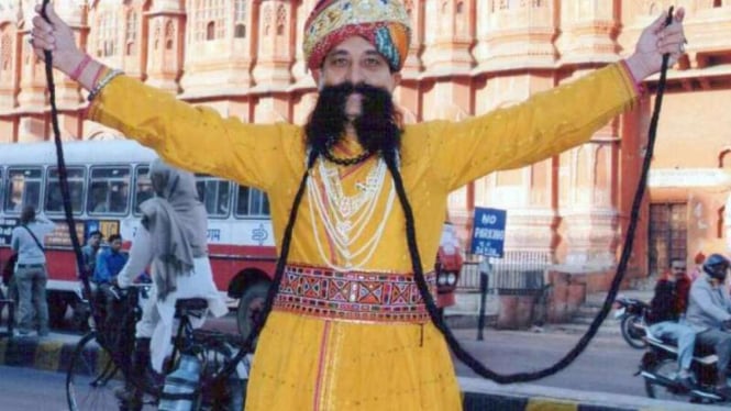  Ram Singh,  pemegang Guinness World Record untuk kumis terpanjang di dunia