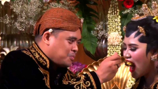 Beri Marga Siregar ke Kahiyang, Keluarga Bobby Potong Kerbau