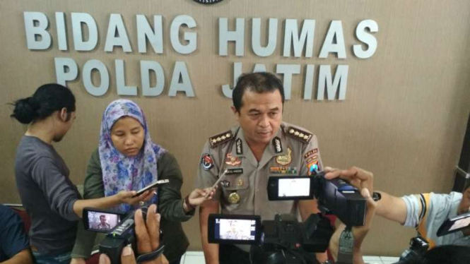Kepala Bidang Hubungan Masyarakat Polda Jatim, Komisaris Besar Polisi Frans Barung Mangera, di Surabaya pada Rabu, 8 November 2017.