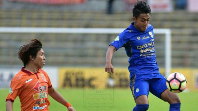 Winger muda Persib Bandung, Febri Hariyadi (kanan)