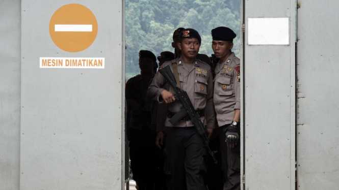 Sejumlah anggota polisi bersiaga di Lapas Nusakambangan