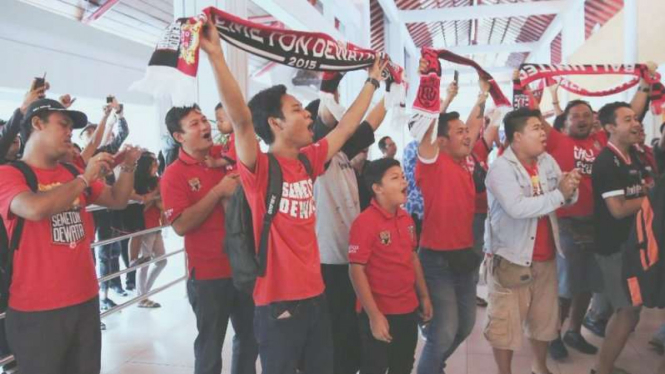 Suasana meriah suporter Bali United