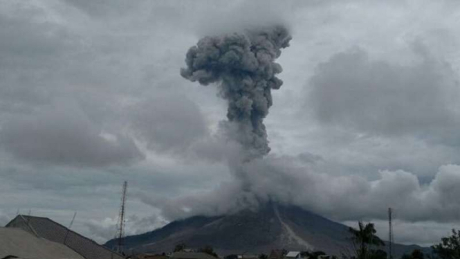 Gunung Sinabung meletus.