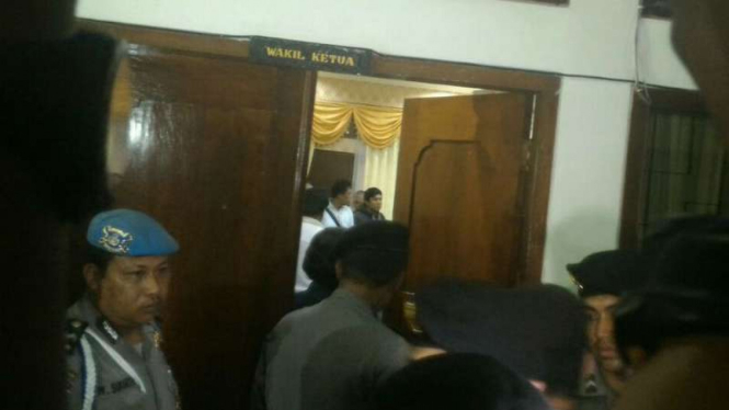 Tim gabungan Polda Bali dan Polresta Denpasar menggeledah ruang kantor Wakil Ketua DPRD Bali, Jro Komang Gede Swastika alias Mang Jangol, pada Kamis siang, 9 November 2017.