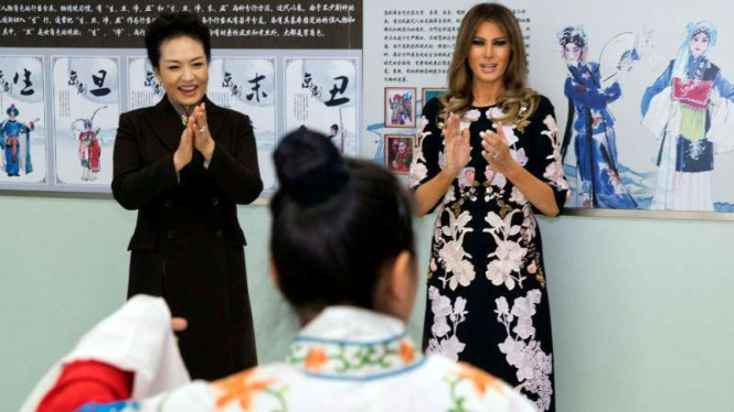 Melania Trump dan istri Presiden China, Peng Liyuan menyaksikan penampilan opera