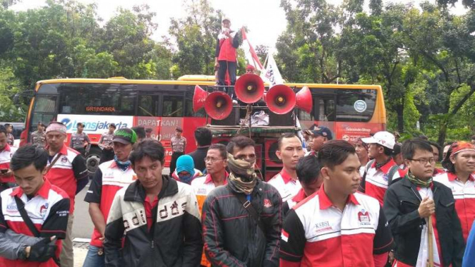 Ratusan buruh saat berorasi di depan kantor Gubernur DKI Jakarta.