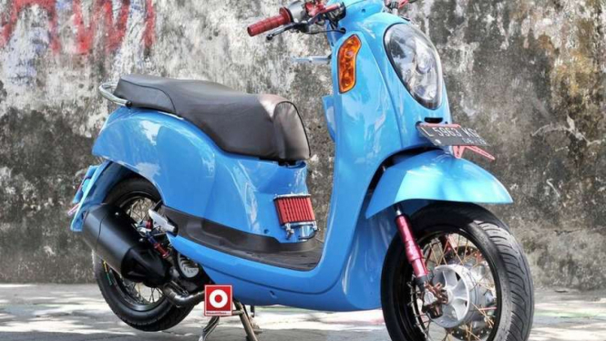 Scoopy berkelir biru.