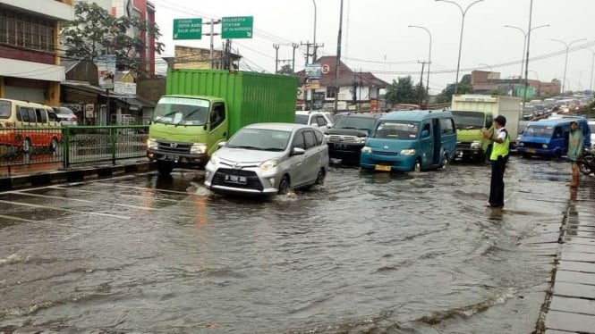 Banjir di Jalan Arif Rahman Hakim, Kota Depok, Jawa Barat.