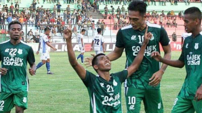 Pemain PSMS Medan rayakan gol