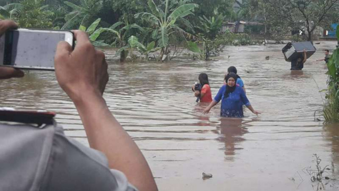 Banjir di kawasan Kelurahan Pasir Putih, Kecamatan Sawangan, Depok, 