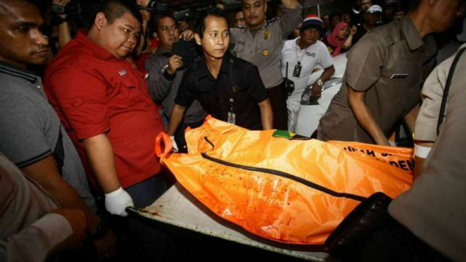 Petugas kepolisian mengevakuasi jasad dokter Lety yang tewas usai ditembak suaminya sendiri di klinik Azzahra Medical Centre Cawang Jakarta Timur, Kamis (9/11/2017) 