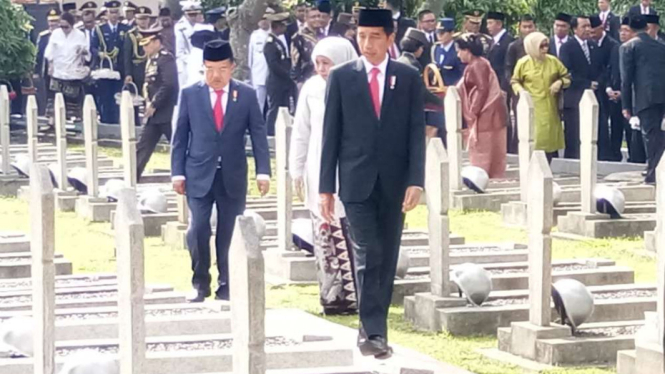 Presiden Jokowi dan Wapres JK di TMP Kalibata.