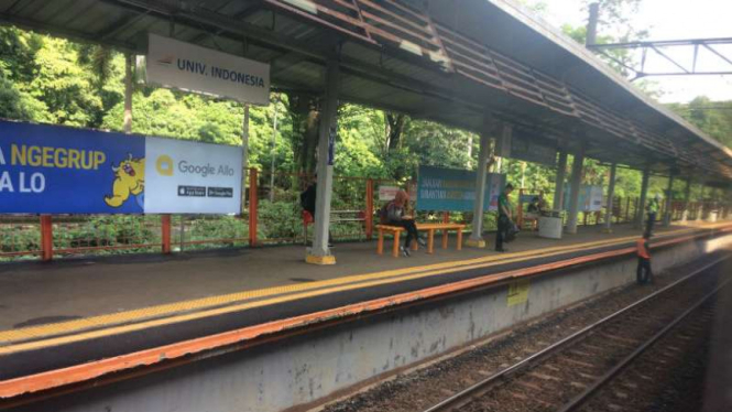 Mengheningkan Cipta untuk memperingati Hari Pahlawan di Stasiun Universitas Indonesia, Depok, Jawa Barat, tepat pukul 08.15 WIB, Jumat, 10 November 2017.