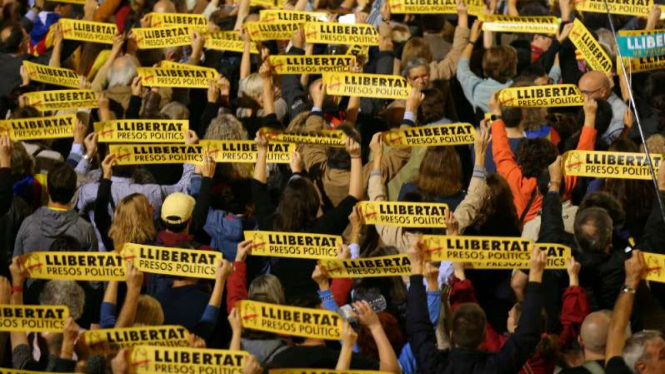 Kerumunan massa pro kemerdekaan memimpin para pemimpin Catalunya dibebaskan