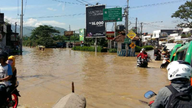 Banjir di tiga kecamatan di Kabupaten Bandung, Jawa Barat, belum benar-benar surut hingga Jumat siang, 10 November 2017.