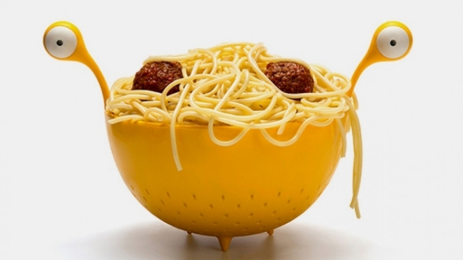 Penyaring spaghetti berbentuk monster.