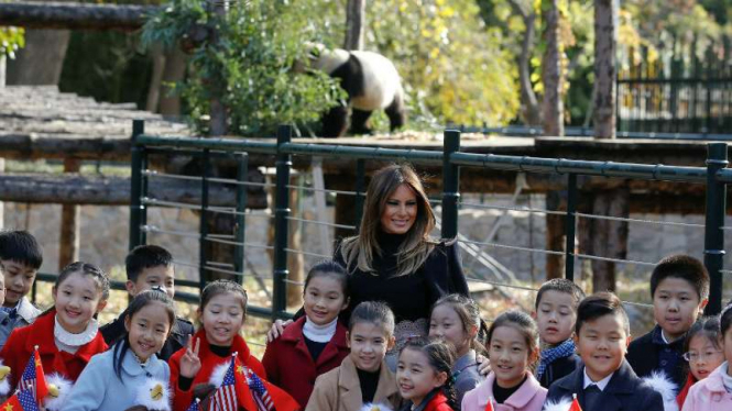 Melania Trump berfoto bersama anak-anak di depan kandang panda Beijing Zoo