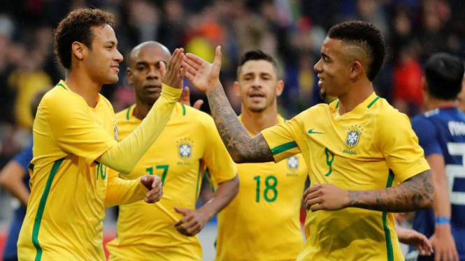 Pemain Brasil rayakan gol Neymar