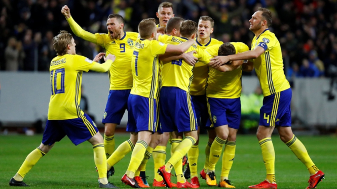 Pemain Swedia merayakan gol ke gawang Italia