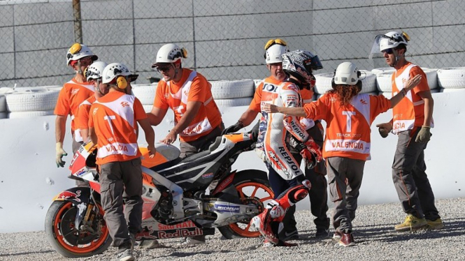 Pembalap Repsol Honda, Marc Marquez, terjatuh di FP2 MotoGP Valencia.