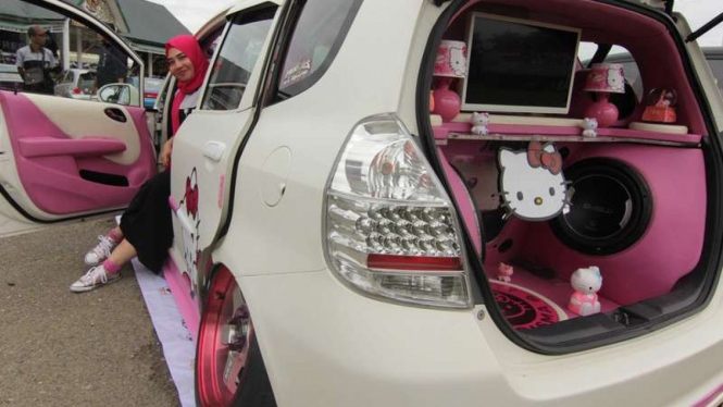 Honda Jazz modifikasi bergaya Hello Kitty milik Kharisma.