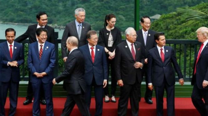 Para pemimpin Asia Pasifik hendak berfoto bersama di KTT APEC, Vietnam