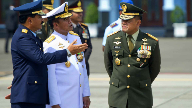 Kepala Staf TNI AU Hadi Tjahjanto (kiri), Kepala Staf TNI AL Ade Supandi (tengah) dan Panglima TNI Gatot Nurmantyo (kanan).