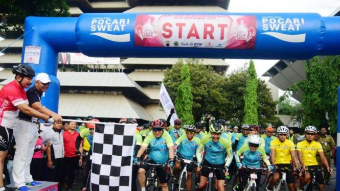 Gubernur Jawa Tengah Ganjar Pranowo memimpin Tour de Borobudur 2017 