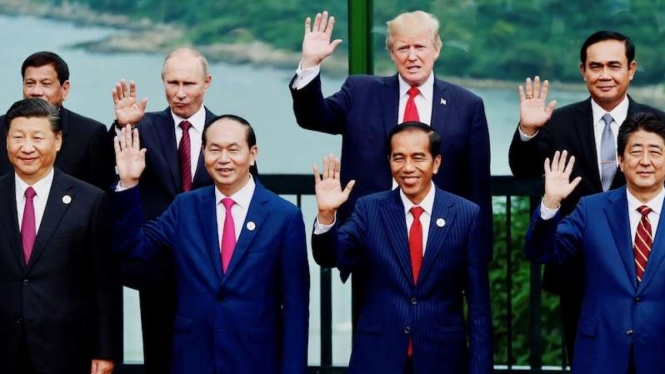 Presiden Joko Widodo bersama Presiden AS, Donald Trump, serta para pemimpin lain di KTT APEC Vietnam.