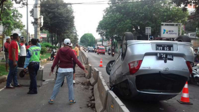 Toyota Yaris  kecelakaan di Jalan Marga Satwa, Pasar Minggu, Jakarta Selatan, 