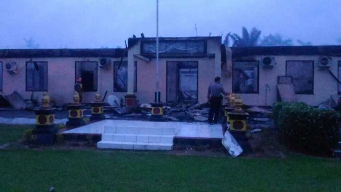 Kantor Mapolres Dharmasraya, Sumatera Barat yang hangus di bakar teroris.