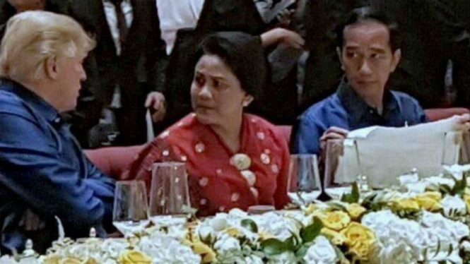 Donald Trump, Ibu Negara Iriana Joko Widodo, dan Presiden Joko Widodo dalam jamuan makan malam beberapa waktu lalu.