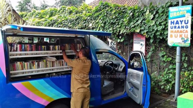 Kendaraan perpustakaan keliling di Taman Urang Sukabumi.