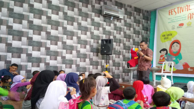Anak-anak mendengarkan dongeng di Festival Dongeng Aneuk Aceh