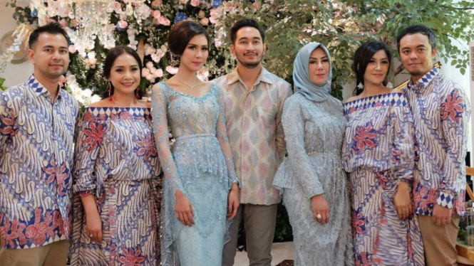 Anggunnya Syahnaz dalam Balutan Kebaya Biru VIVA