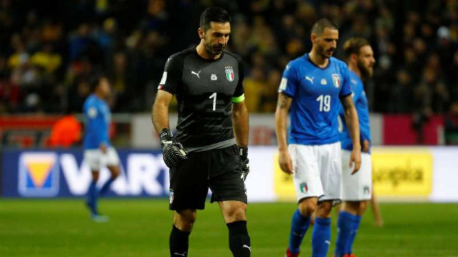 Para pemain Italia usai kekalahan dari Swedia