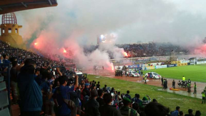 Bobotoh Persib Bandung menyalakan flare di duel kontra Perseru Serui