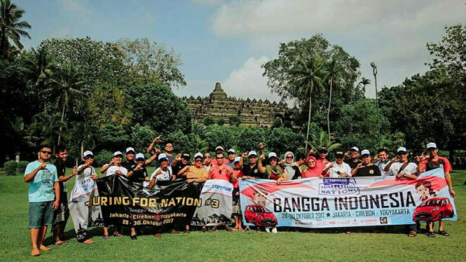 Anggota Komunitas Tosca (Toyota Sienta Comuunity) Indonesia menutup gelaran Touring For Nation di Yogyakarta.